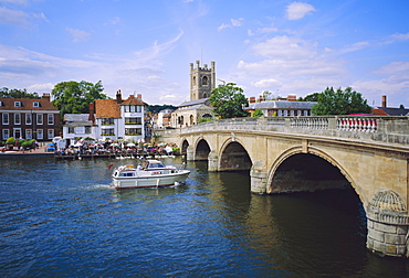 Henley on Thames, Bridge and River Boat, Oxfordshire, England