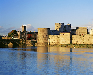 King John's Castle and the River Shannon, Limerick, County Limerick, Munster, Republic of Ireland (Eire), Europe