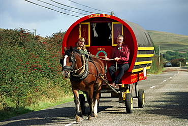 Horse-drawn gypsy caravan, Dingle Peninsula, County Kerry, Munster, Eire (Republic of Ireland), Europe