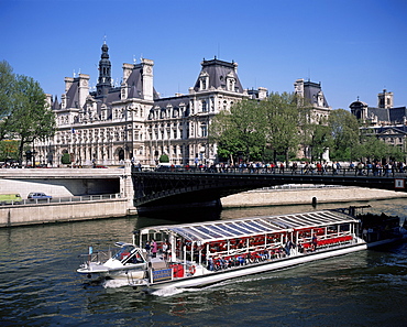 River Seine and Hotel de Ville, Paris, France, Europe