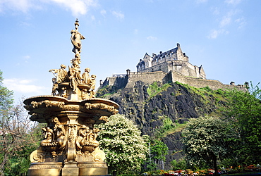 Edinburgh Castle and water fountain, Edinburgh, Lothian, Scotland, UK 