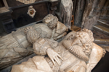 Effigies on tomb of Abraham Blackleech, died 1639, and his wife, Gloucester Cathedral, Gloucestershire, England, United Kingdom, Europe