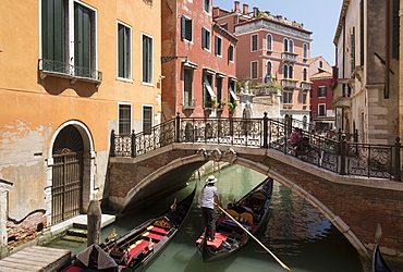 Gondola passing under a bridge over a small canal, Venice, UNESCO World Heritage Site, Veneto, Italy, Europe