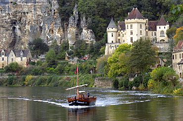 Chateau de la Malartrie, Dordogne river, La Roque-Gageac, Perigord Noir, Dordogne, France, Europe
