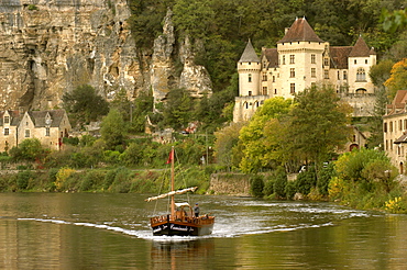 Chateau de la Malartrie, Dordogne river, La Roque-Gageac, Perigord Noir, Dordogne, France, Europe
