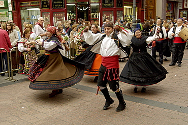 Dancing the jota during the fiesta del Pilar, Zaragoza, Aragon, Spain, Europe