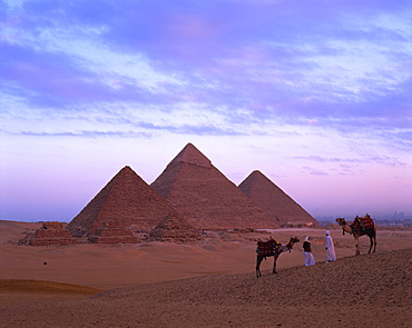 Camel riders at Giza Pyramids, Giza, UNESCO World Heritage Site, Cairo, Egypt, North Africa, Africa