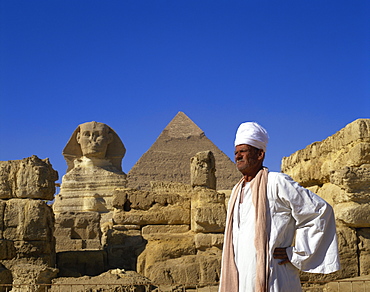 Portrait of man in traditional dress before the Great Sphinx and the Cephren Pyramid at Giza, UNESCO World Heritage Site, Cairo, Egypt, North Africa, AFrica