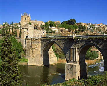 The old gateway bridge over the river and the city of Toledo, Castilla la Mancha, Spain, Europe