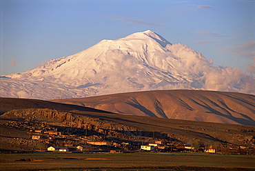 Snow covered Mount Ararat, 5165m, said to be the site of the landfall of Noahs Ark, in Armenia, Anatolia, Turkey, Asia Minor, Eurasia