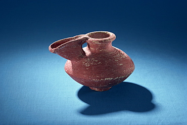 Dilmun drinking cup dating from between 1000 and 330 BC, New National Museum, Manama, Bahrain, Middle East