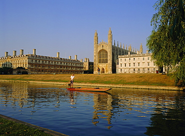 Punt on The Backs, River Cam, Kings College, Cambridge, Cambridgeshire, England, UK, Europe