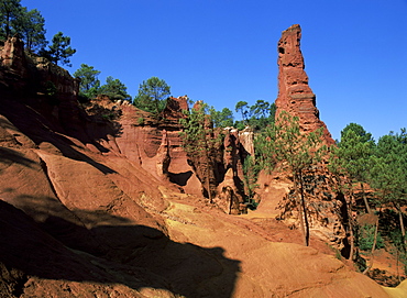 Cliffs where ochre was once mined, Roussillon, Provence, France, Europe