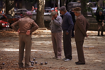 Old men playing petanque, Nimes, Gard, Provence, France, Europe