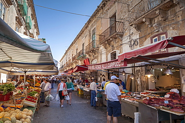 Street market, Ortigia, Syracuse, Sicily, Italy, Europe