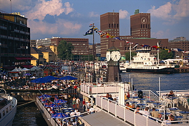 Open air restaurants around harbour, with the clock tower, and the Town Hall behind, Oslo, Norway, Scandinavia, Europe