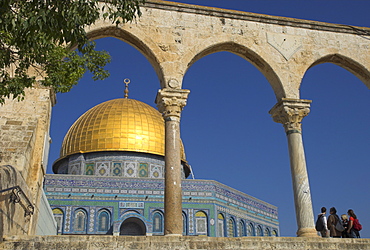 Tourists at the Dome of the Rock, Old City, UNESCO World Heritage Site, Jerusalem, Israel, Middle East