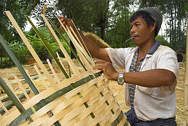 Local man crafting bamboo paniers by hand, village of Poattap Poap, Shan State, Myanmar (Burma) , Asia