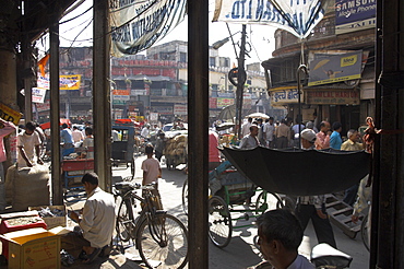 People and vehicles in the spice market, Chandni Chowk Bazaar, Old Delhi, Delhi, India, Asia