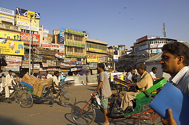 People and rickshaws crossing the square, Chawari Bazaar, Old Delhi, Delhi, India, Asia