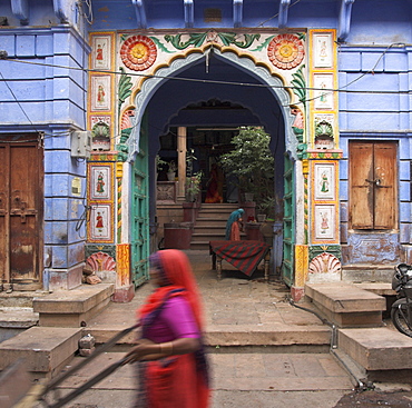 Street sweeper passing open porch of typical old haveli, Old City, Jodhpur, Rajasthan state, India, Asia