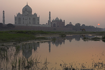 View at dusk across the Yamuna river of the Taj Mahal, UNESCO World Heritage Site, Agra, Uttar Pradesh state, India, Asia