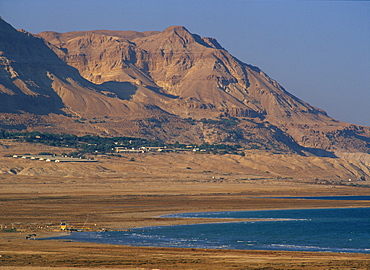 Receding sea in foreground, Ein Gedi kibbutz and Mount Ishai in background, Ein Gedi, Dead Sea, Israel, Middle East