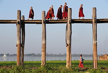 Villagers walk back and forth across footbridge of 1060 poles, Amarapura, Mandalay Division, Myanmar, Asia