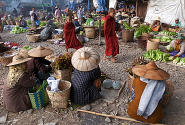 Morning market, Hsipaw, Northern Shan State, Myanmar, Asia