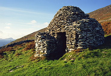 Ancient beehive huts, Dingle Peninsula, County Kerry, Munster, Republic of Ireland, Europe