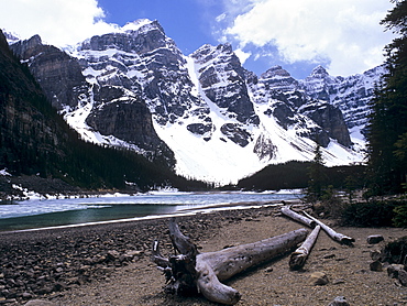 Reduced water level in Moraine Lake following a dry year, and Wenkchemna Mountains, Banff National Park, UNESCO World Heritage Site, Rocky Mountains, Alberta, Canada, North America