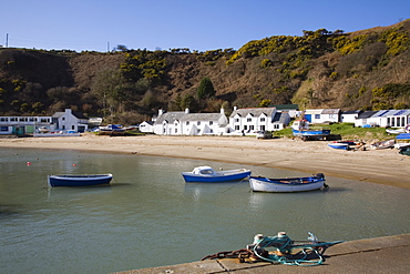 White cottages, beach and boats from jetty at Penrhyn Nefyn, small fishing port in Porth Nefyn Bay on Lleyn Peninsula, Morfa Nefyn, Gwynedd, North Wales, United Kingdom, Europe