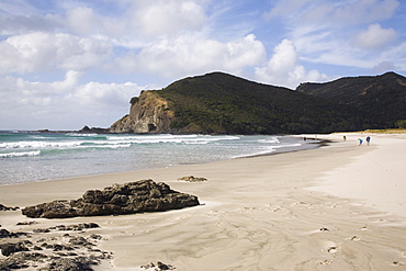 Tapotupotu Bay sandy beach with rolling waves and rocky headland on Pacific east coast, Aupori Peninsula, Northland, North Island, New Zealand, Pacific