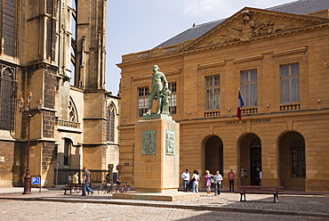 Bronze statue of Abraham de Fabert d'Esternay by St. Etienne cathedral and Tourist Information building, Place d'Armes, Metz, Lorraine, France, Europe