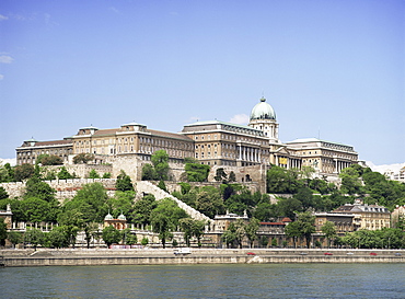 Buda palace, now houses museums, from across the River Danube, Budapest, Hungary, Europe