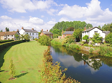 Cottages and River Arrow from the bridge, Eardisland, Herefordshire, England, UK, Europe