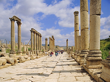 The colonnaded street, Cardo Maximus, in the Roman ruins, Jerash, Jordan