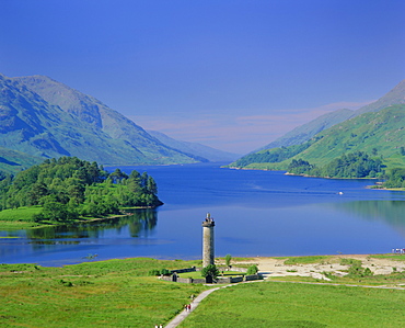 Glenfinnan Monument and Loch Shiel, Highlands Region, Scotland, UK, Europe