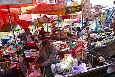 Floating food stalls at Amphawa floating market, Bangkok, Thailand, Southeast Asia, Asia