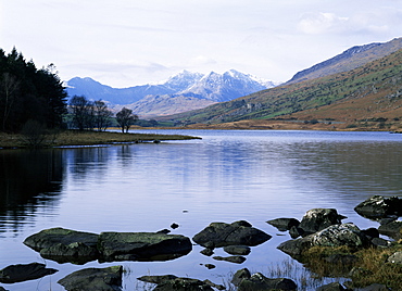 Llyn Mynbyr in the early morning, with Snowdonian mountains behind, Capel Curig, Gwynedd, North Wales, Wales, United Kingdom, Europe