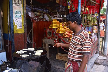 Making parathas, Banani market, Dhaka, Bangladesh, Asia