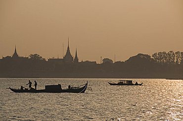 Fishermen on the Mekong River, Phnom Penh, Cambodia, Indochina, Southeast Asia, Asia