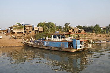 Ferry on banks of Mekong river, Phnom Penh, Cambodia, Indochina, Southeast Asia, Asia