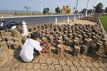 Laying paving, Phnom Penh, Cambodia, Indochina, Southeast Asia, Asia