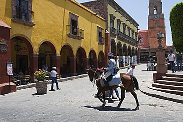 Mounted policeman, San Miguel de Allende (San Miguel), Guanajuato State, Mexico, North America