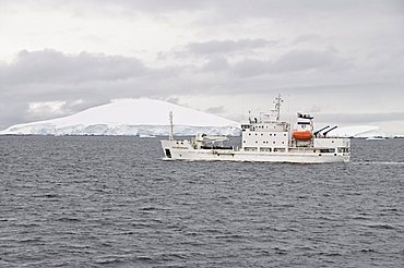 Ship sailing in the waters around the Antarctic Peninsula, Antarctica, Polar Regions