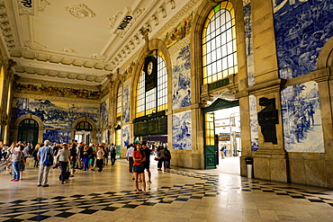 Tiles (azulejos) in entrance hall, Estacao de Sao Bento train station, Porto (Oporto), Portugal, Europe