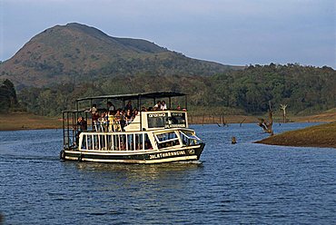 Tourists on boat on the lake, Periyar Wildlife Sanctuary near Thekkady in the Western Ghats, Kerala, India, Asia