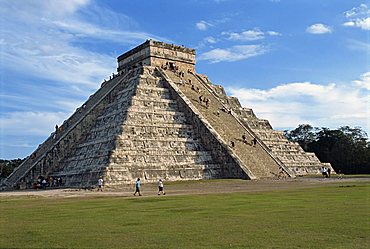 El Castillo, pyramid dedicated to the god Kukulcan, Chichen Itza, UNESCO World Heritage Site, Yucatan, Mexico, North America