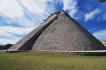 Magicians Pyramid at the Mayan site of Uxmal, UNESCO World Heritage Site, Uxmal, Yucatan, Mexico, North America